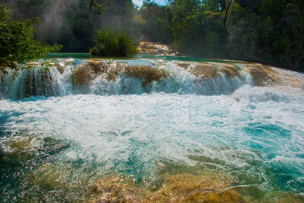 Sprudelndes türkisfarbenes Wasser im Wasserfall agua azul, chiapas, palenque, mexiko — Stockfoto