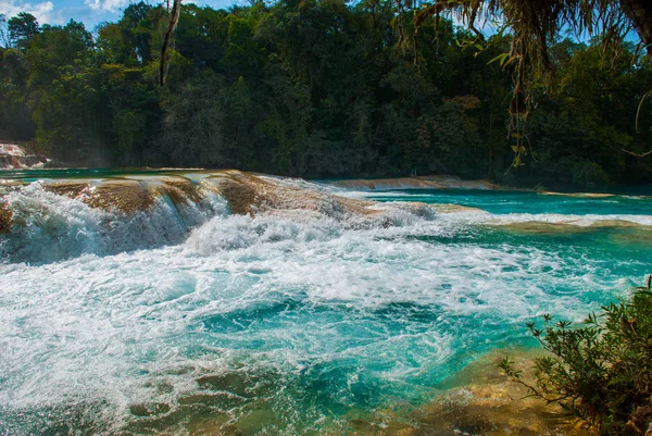 Acqua turchese bollente nella cascata Agua Azul, Chiapas, Palenque, Messico — Foto Stock