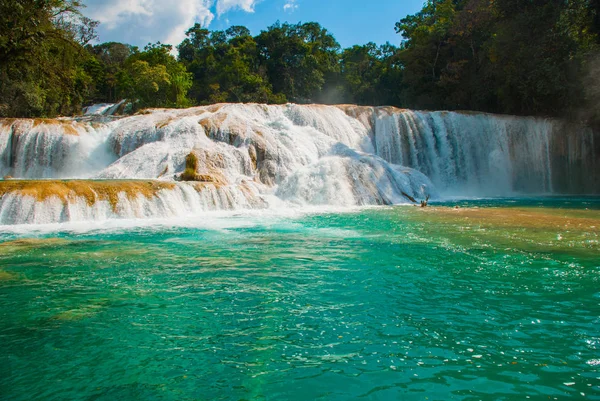 Landschaft mit atemberaubendem Wasserfall agua azul, chiapas, palenque, mexiko — Stockfoto