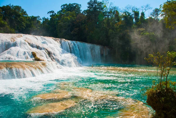 Landschaft mit Wasserfall fabelhafte agua azul-, chiapas, palenque, mexiko. Erstaunliches Phänomen der Natur. — Stockfoto