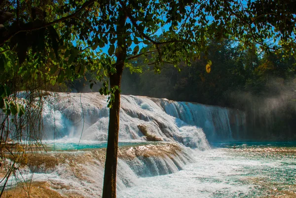 Erstaunliche Naturphänomen. Landschaft mit Wasserfall agua azul, Chiapas, Palenque, Mexiko — Stockfoto