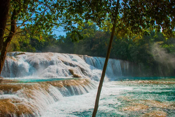 Fabelhafte Landschaft mit Wasserfall agua azul, Chiapas, Palenque, Mexiko — Stockfoto