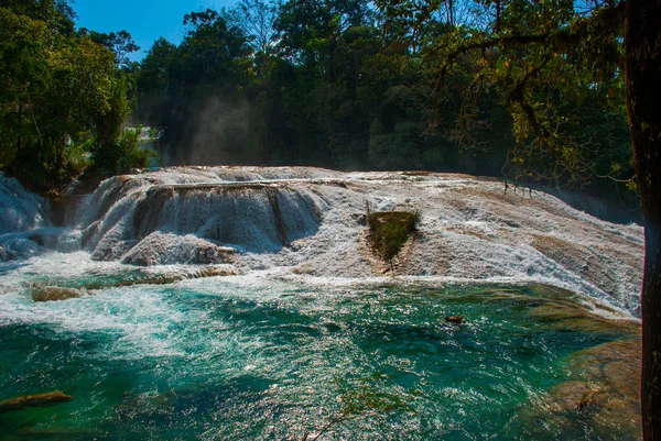 Agua azul turquesa de la cascada Agua Azul en Chiapas, Palenque, México . — Foto de Stock