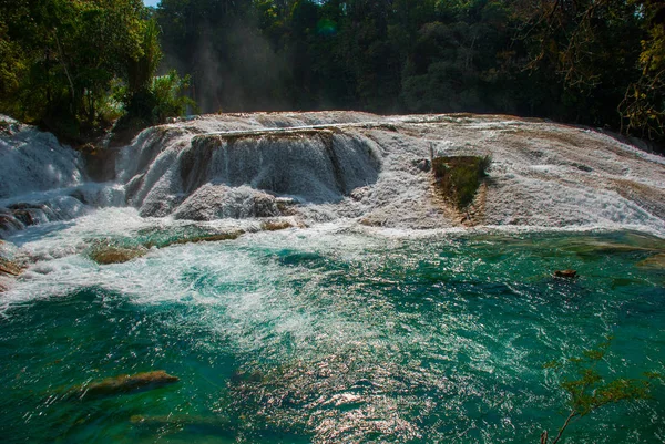 Atemberaubendes türkisblaues Wasser des Wasserfalls agua azul in Chiapas, Palenque, Mexiko. — Stockfoto