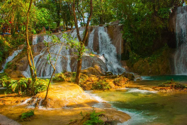 Niezwykłe wodospad w Meksyku, krajobraz z wodospadem Zobacz Agua Azul w pobliżu Palenque. Chiapas. — Zdjęcie stockowe