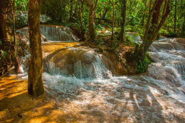 Außergewöhnlicher wasserfall in mexiko, landschaft mit blick auf den wasserfall agua azul bei palenque. Chiapas. — Stockfoto