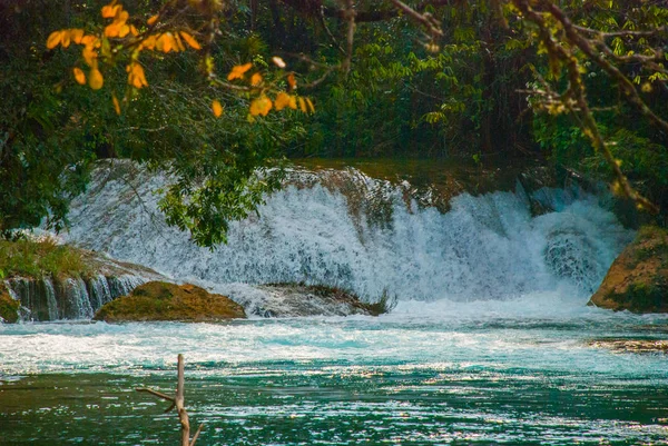 Impresionante vista a la cascada de Agua Azul. Chiapas, Palenque, México . —  Fotos de Stock