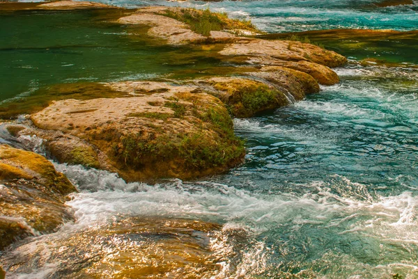 Paysage avec cascade Agua Azul, Chiapas, Palenque, Mexique. Grandes pierres sur lesquelles coule l'eau . — Photo