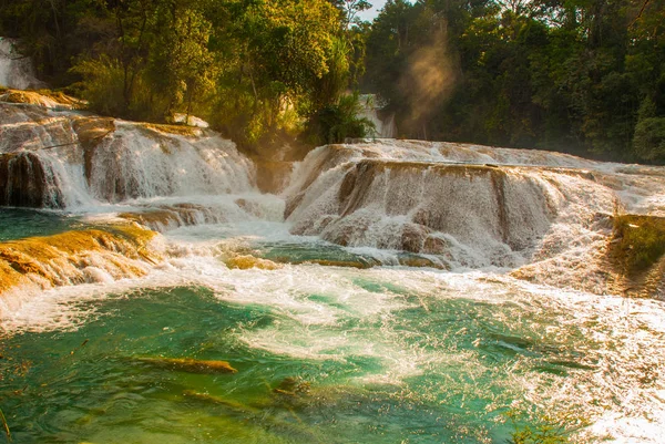 Landschaft mit Wasserfall agua azul, Chiapas, Palenque, Mexiko — Stockfoto