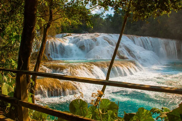 Wunder der Natur. Landschaft mit Wasserfall agua azul, Chiapas, Palenque, Mexiko — Stockfoto