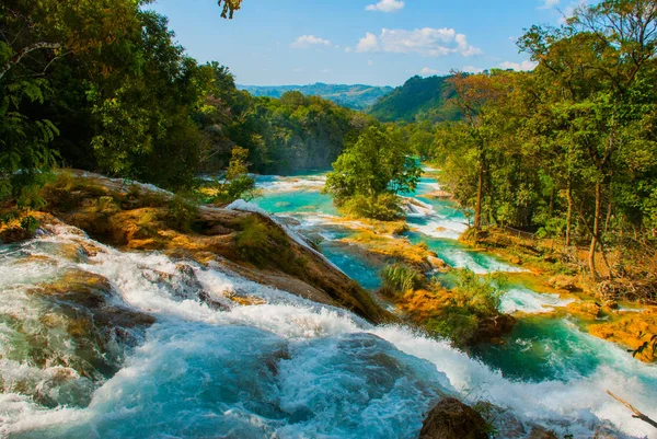 Paesaggio con favolosa cascata Agua Azul, Chiapas, Palenque, Messico Foto Stock Royalty Free