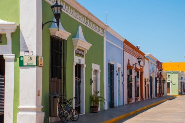 San Francisco de Campeche, Meksika için sömürge mimarisi. Evlerin renkli cephe ile sokak.