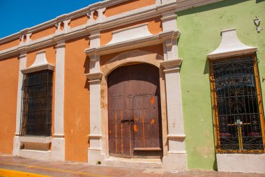San Francisco de Campeche, Meksika için sömürge mimarisi. Evlerin renkli cephe ile sokak.