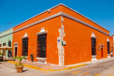 San Francisco de Campeche, Meksika için sömürge mimarisi. Evlerin renkli cephe ile sokak.
