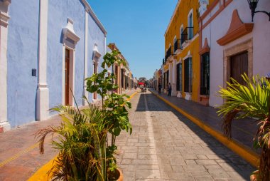 San Francisco de Campeche, Meksika için sömürge mimarisi. Evlerin renkli cephe ile sokak.