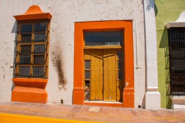Campeche, Meksika: Güzel balkon San Francisco de Campeche'deki/daki oteller caddesindeki eve kırmızı duvar arka plan üzerine bir pencere ile.