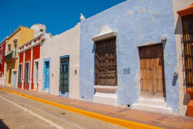 San Francisco de Campeche, Meksika için sömürge mimarisi. Evlerin renkli cephe ile sokak.