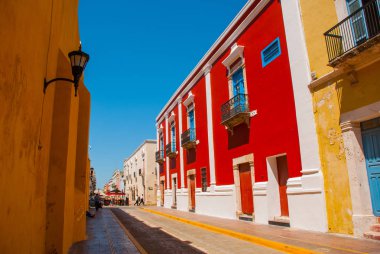 San Francisco de Campeche, Meksika için sömürge mimarisi. Evlerin renkli cephe ile sokak.