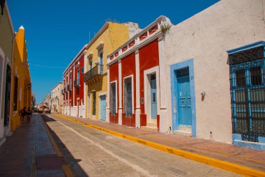 San Francisco de Campeche, Meksika için sömürge mimarisi. Evlerin renkli cephe ile sokak.