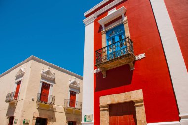 Campeche, Meksika: Güzel balkon San Francisco de Campeche'deki/daki oteller caddesindeki eve kırmızı duvar arka plan üzerine bir pencere ile.