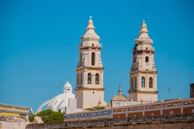Campeche, Meksika taş kapıdan görülme Katedrali