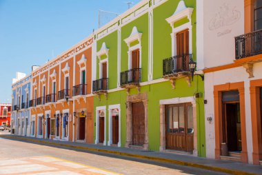 Campeche, Meksika: Tarihi colonial Campeche içinde Sokak görünümünü. Sömürge mimarisi San Francisco de Campeche'deki/daki oteller.