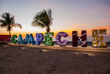 Renkli işareti Campeche, Meksika Meksika Körfezi'nde arka plan ile. Gün batımı. San Francisco de Campeche