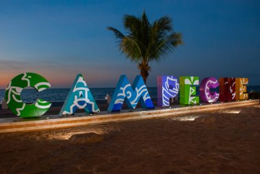Meksika, San Francisco de Campeche: Campeche yazım büyük renkli harflerle. Günbatımı.