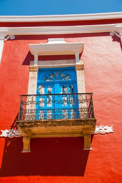 CAMPECHE, MÉXICO: Linda varanda com uma janela no fundo da parede vermelha da casa na rua em San Francisco de Campeche . — Fotografia de Stock
