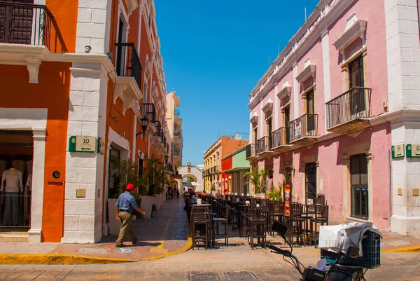 CAMPECHE, MÉXICO: Arquitetura colonial em São Francisco de Campeche . — Fotografia de Stock