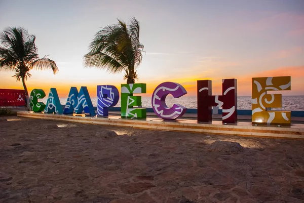 Μεξικό, Σαν Φρανσίσκο de Campeche: μεγάλα πολύχρωμα γράμματα ορθογραφία Campeche. Ηλιοβασίλεμα. — Φωτογραφία Αρχείου