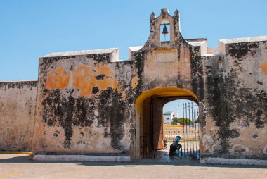 San Francisco de Campeche, Mexico: eski kale duvarı ve tarihi merkezine giriş. Kara kapı Puerta de Tierra