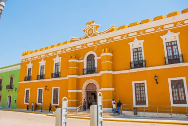 Sarı turuncu colonial Campeche şehir bir sokakta bina. San Francisco de Campeche, Mexico.