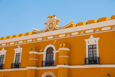 Sarı turuncu colonial Campeche şehir bir sokakta bina. San Francisco de Campeche, Mexico.