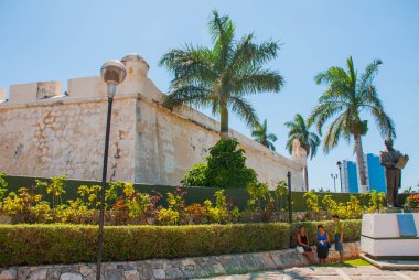 San Francisco de Campeche, Mexico: eski kale duvarı, giriş ve palmiye ağaçları