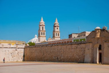 San Francisco de Campeche, Mexico: deniz kapısı veya Bastion Puerta del Mar. Katedrali mavi gökyüzü arka plan üzerinde Campeche'deki/daki oteller