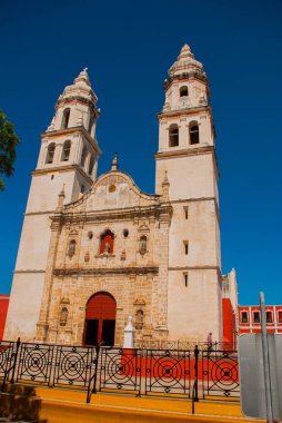 San Francisco de Campeche, Mexico. Mavi gökyüzü arka plan üzerinde Campeche'deki/daki oteller Cathedral