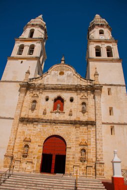 San Francisco de Campeche, Mexico. Mavi gökyüzü arka plan üzerinde Campeche'deki/daki oteller Cathedral
