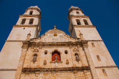 San Francisco de Campeche, Mexico. Mavi gökyüzü arka plan üzerinde Campeche'deki/daki oteller Cathedral