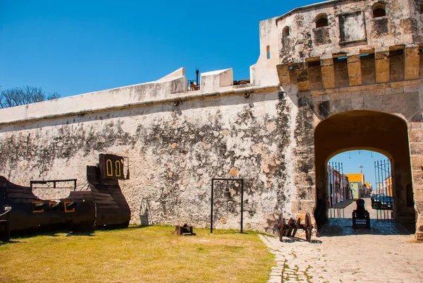 San Francisco de Campeche, Mexico: Pirate ship och bell vid ingången till fästningen. Mark porten Puerta de Tierra — Stockfoto