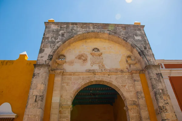 Igreja amarela e arquitetura colonial em San Francisco de Campeche., México — Fotografia de Stock