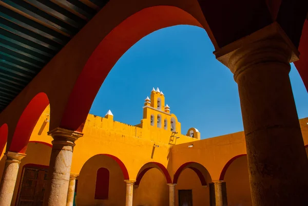 Pátio no templo. Igreja amarela e arquitetura colonial em San Francisco de Campeche., México — Fotografia de Stock