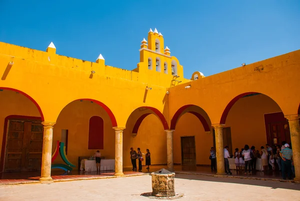 Двор в храме. Желтая церковь и колористическая архитектура в Сан-Франциско-де-Кампече, Мексика — стоковое фото