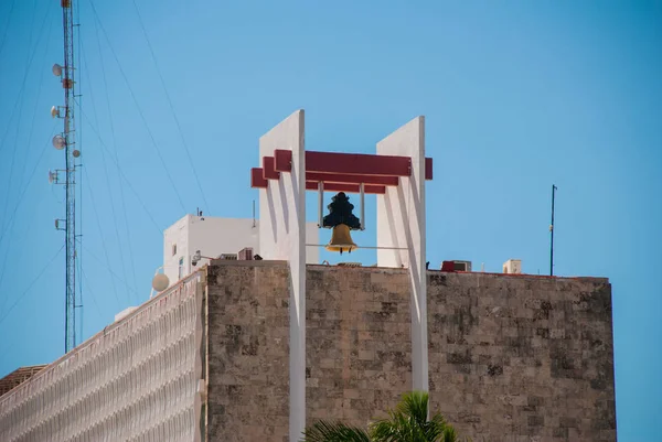 Дзвін на будівлі. Сан-Франциско де Кампече, Мексика. — стокове фото