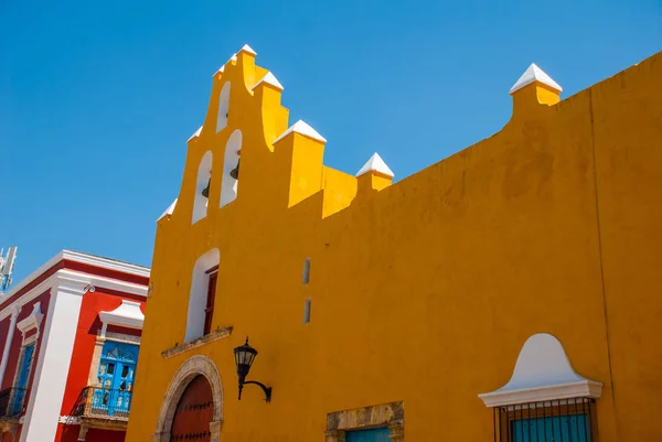 O templo com sinos. Igreja amarela e arquitetura colonial em San Francisco de Campeche., México — Fotografia de Stock