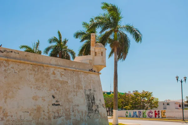 San Francisco de Campeche, Mexico: oude vesting muur, ingang en palm bomen — Stockfoto