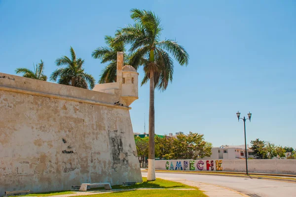 San Francisco de Campeche, México: Antigua muralla, entrada y palmeras — Foto de Stock
