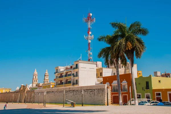 San Francisco de Campeche, México: La puerta marítima o Bastión de la Puerta del Mar. Catedral de Campeche sobre un fondo de cielo azul — Foto de Stock