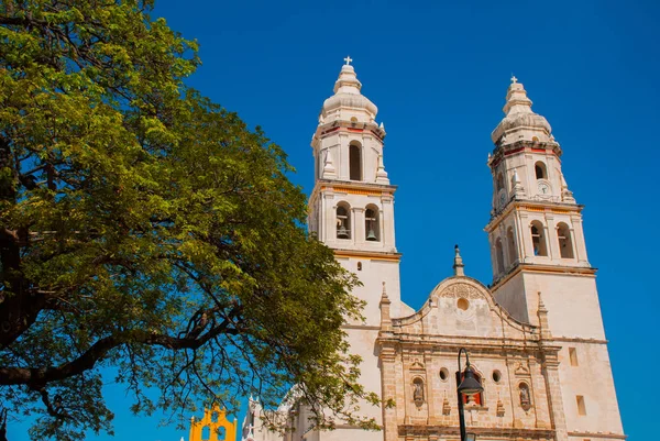 San Francisco de Campeche, México. Catedral de Campeche sobre un fondo de cielo azul —  Fotos de Stock