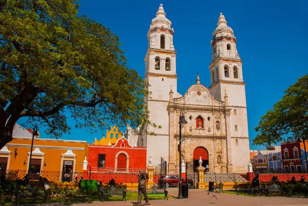 Katedralen, Campeche, Mexiko: Plaza de la Independencia i Campeche, Mexikos gamla staden San Francisco de Campeche — Stockfoto